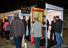 Veel interesse op de stand van 24/7 Boerderijwinkel. De winnaar van de meest Innovativestand van de Bio-Beurs. Zelfbediening winkel voor de teler zonder personeel in te zetten en de directe verkoop aan de consument.